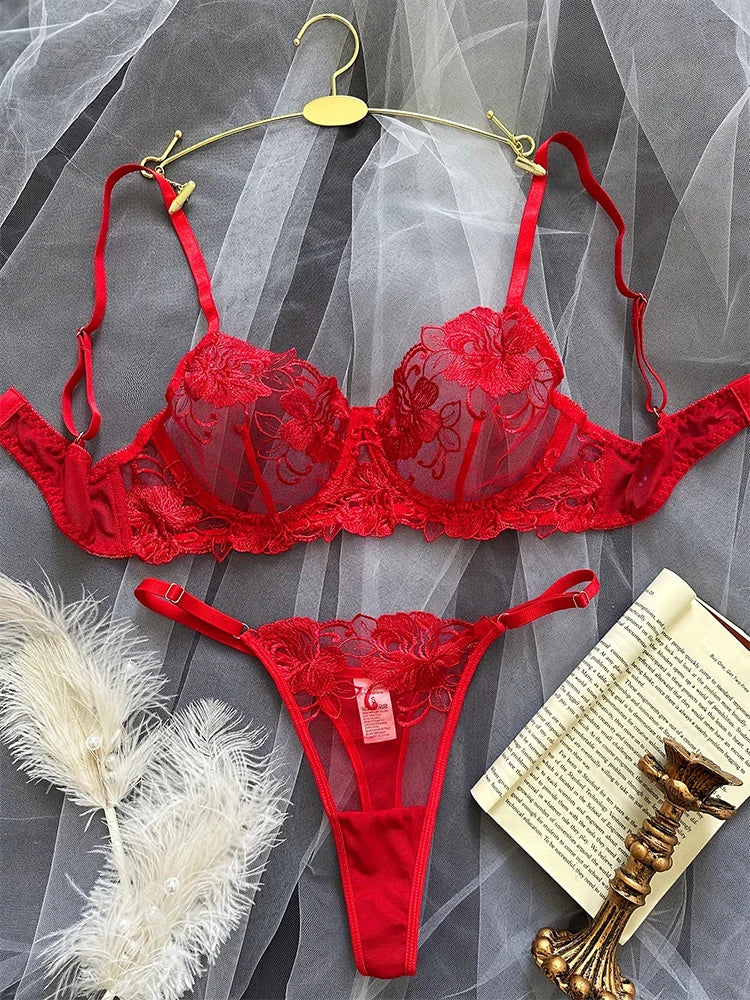 Verführerisches Dessous-Set mit zarten Blumenstickereien