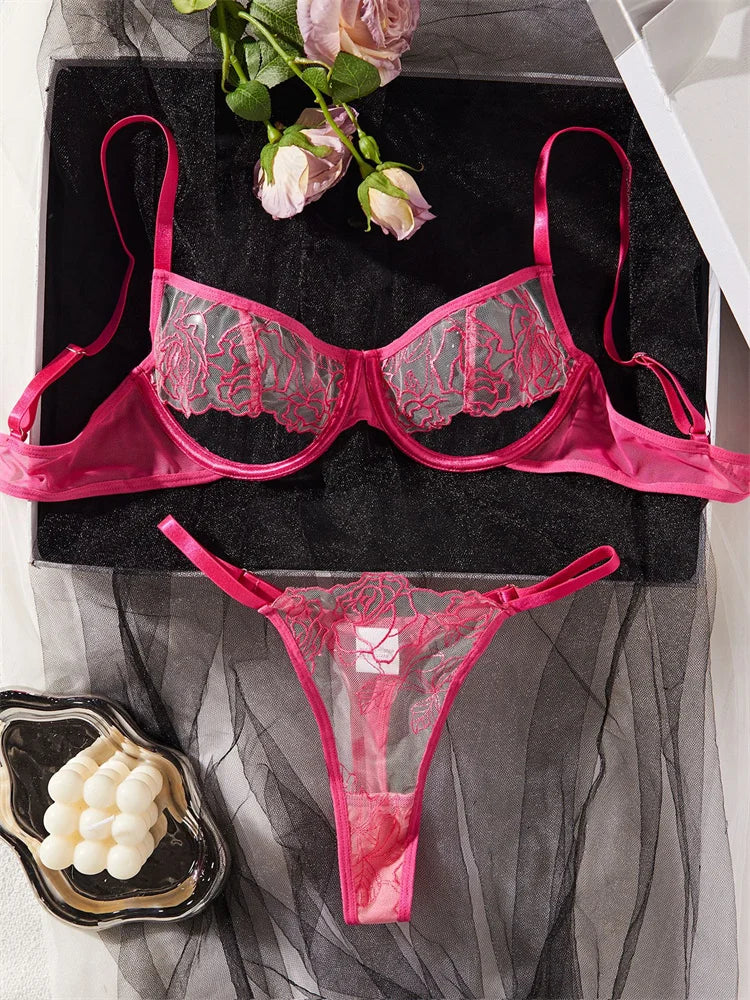 Verführerisches Rosen-Dessous-Set: Zart und sinnlich