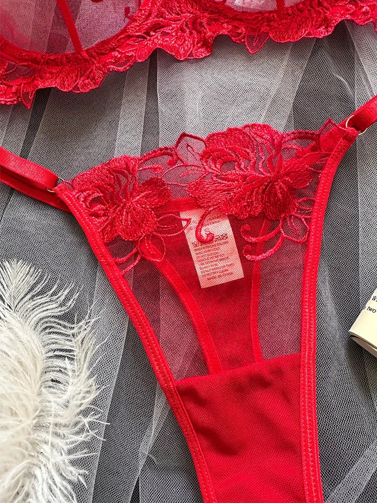 Verführerisches Dessous-Set mit zarten Blumenstickereien